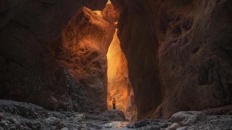 Карадахская теснина («Ворота чудес»): Узкое, высоченное ущелье