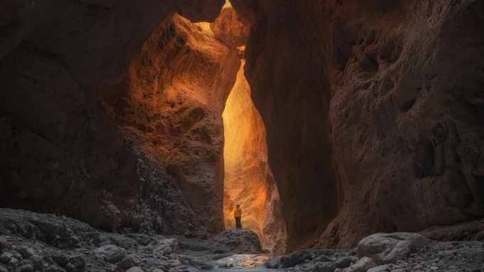 Карадахская теснина («Ворота чудес»): Узкое, высоченное ущелье